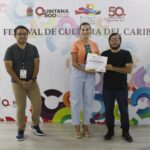 Lilian Villanueva cierra el taller “Acercamiento al Pensamiento Caribeño y Latinoamericano” en el Festival de Cultura del Caribe 2024  🔸 el Festival de Cultura del Caribe 2024 se consolida como un espacio valioso para la promoción del pensamiento crítico y la apreciación de la diversidad cultural   #QUINTANAROO | En el marco del Festival de Cultura del Caribe 2024, se llevó a cabo con éxito el taller “Acercamiento al Pensamiento Caribeño y Latinoamericano”, impartido por el filósofo, poeta y escritor David Ortiz. La clausura del taller, que tuvo lugar en la Biblioteca Javier Rojo Gómez y fue encabezada por Lilian Villanueva, Directora del Instituto de Cultura y Artes de Quintana Roo.  Villanueva subrayó la relevancia de generar espacios de reflexión y diálogo que permitan a los participantes profundizar en la comprensión de la identidad caribeña y las problemáticas que enfrentan estos pueblos, especialmente en términos de resistencia cultural. Durante el taller, se exploraron diversas perspectivas sobre la cultura caribeña, fomentando un intercambio enriquecedor entre los asistentes.  El evento atrajo a un público diverso, incluyendo jóvenes estudiantes de la carrera en Educación, estudiantes de secundaria y preparatoria, mediadores de lectura, artistas y ciudadanos interesados en la temática. Villanueva destacó que este tipo de actividades son fundamentales para sensibilizar a las nuevas generaciones sobre la riqueza cultural de la región y su historia.  Con esta iniciativa, el Festival de Cultura del Caribe 2024 se consolida como un espacio valioso para la promoción del pensamiento crítico y la apreciación de la diversidad cultural, contribuyendo a fortalecer la identidad caribeña entre los jóvenes y la comunidad en general.