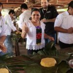 Participa Blanca Merari con estudiantes de la UT en un taller sobre la elaboración del tradicional Mucbipollo