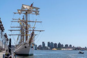 Remolcan al Buque Cuauhtémoc tras accidente mortal en Nueva York