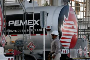 Empresas de servicios advierten posible paro petrolero en julio por falta de pago de Pemex