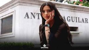 Ángela Aguilar se arrodilla en concierto tras lograr llenar un recinto luego de baja venta de boletos