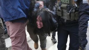 Agentes del ICE sacan a mujer de su coche a la fuerza y la arrestan