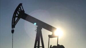 Sube petróleo 8% por conflicto con Irán que afecta flujos en Oriente Medio