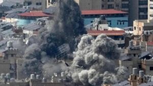 Irán detiene bombardeos contra países vecinos; responderá si es atacado, advierte su presidente