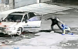 Abandonan a niño en Tlalpan; video desata indignación