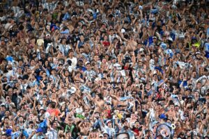 Prohíben el ingreso de banderas con mensajes sobre las Islas Malvinas a la semifinal Inglaterra vs Argentina