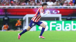 ¡Se va a Europa! ‘Hormiga’ González deja Chivas y ficha con Olympiacos