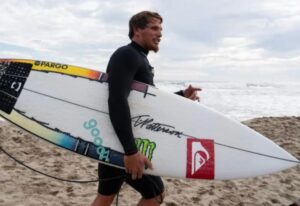 Surfista mexicano Alan Cleland es suspendido tras acusación de agresión sêxuâl